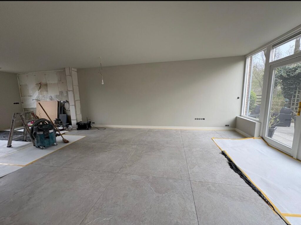Renovlies behang op het plafond: De perfecte naadloze afwerking